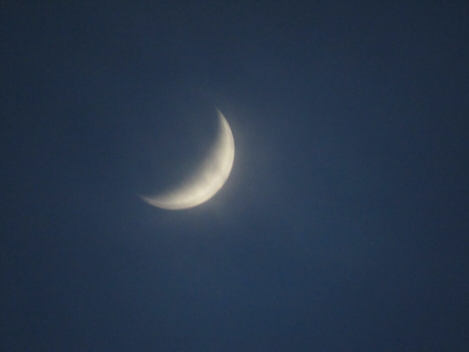 Het maantje was voor heel even vaag te zien vanavond.....hij verdween achter de wolken