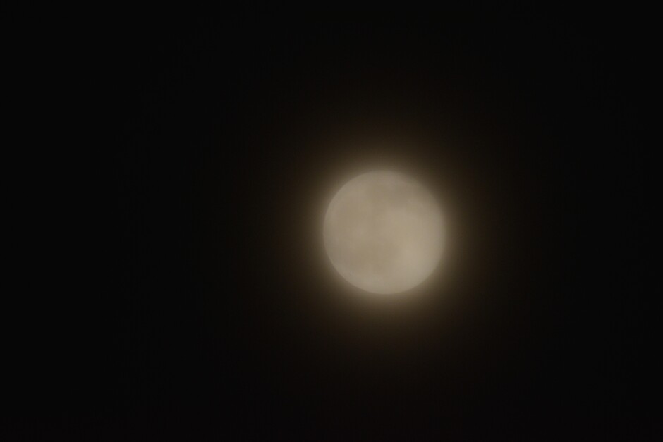 Waterige maan om 0:30 vannacht