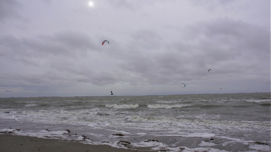 bewolkt en een stevige harde wind op de Westerschelde 7gr kitesurfen