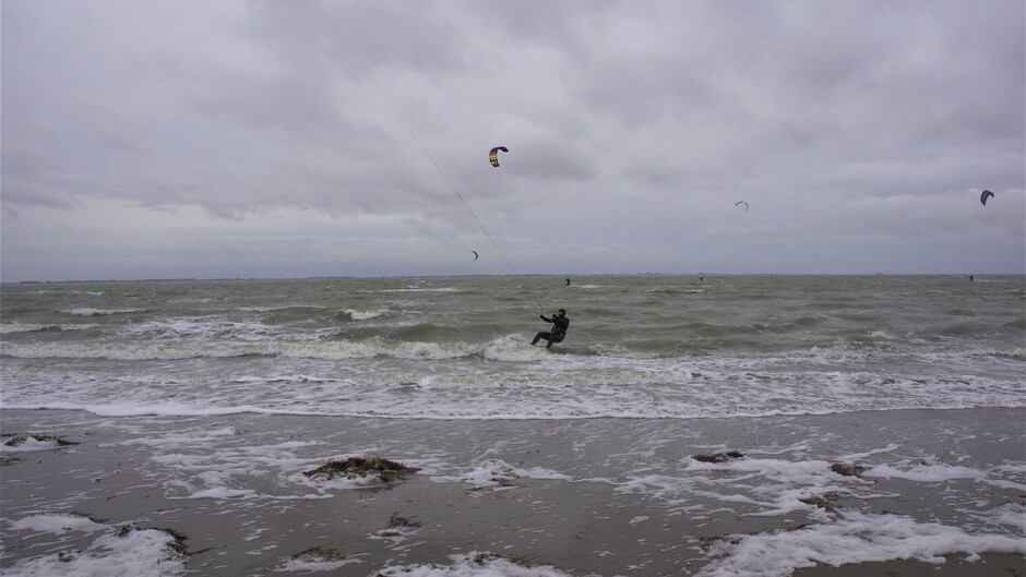 bewolkt onstuimig weer op de Westerschelde goed voor de kitesurfen 7 cgr