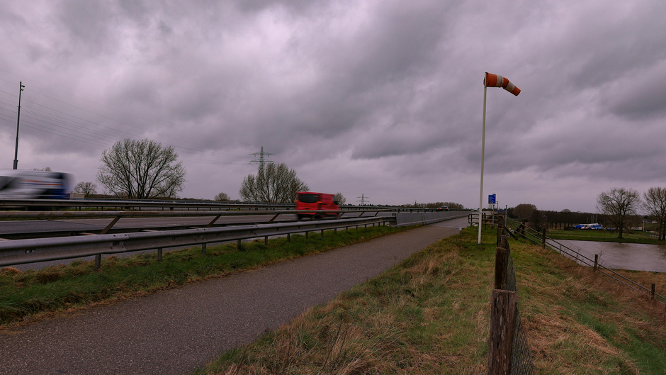 Al veel wind op de snelweg (A73) en het is rustig op de weg.