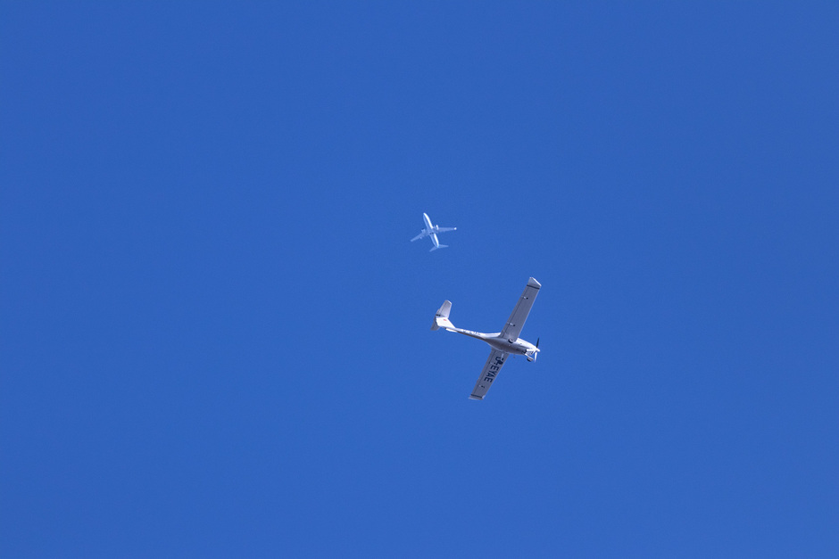 Strakke blauwe lucht met vliegtuigen