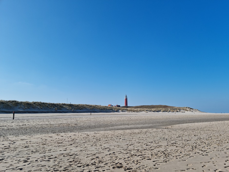 Rust op het strand dichtbij de vuurtoren van Texel 