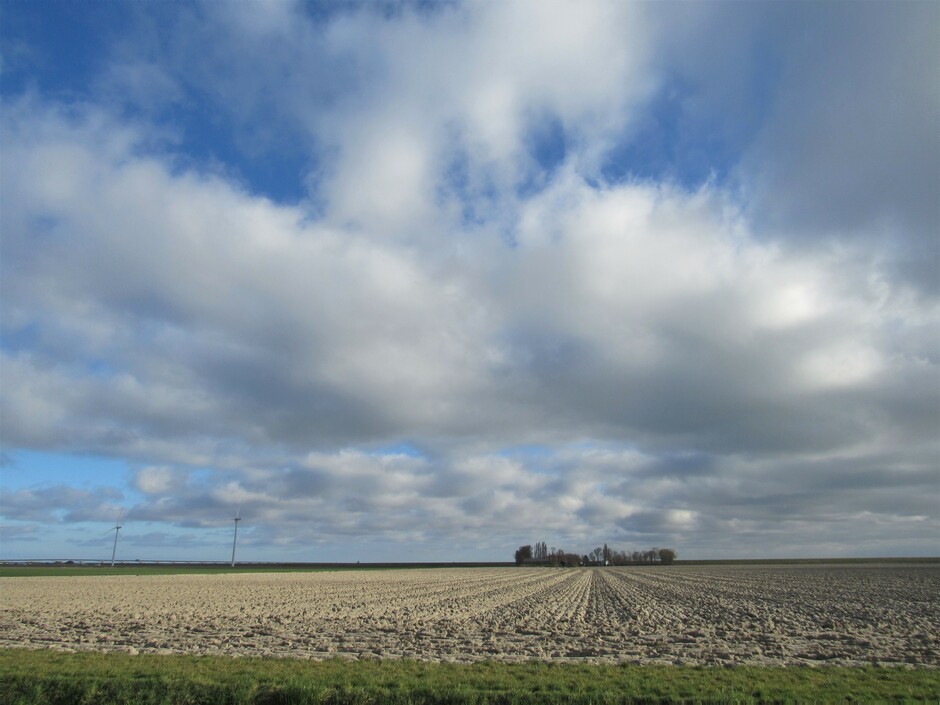 Mooie wolkenluchten met zon in de polder, dit was rond 9.30 uur 