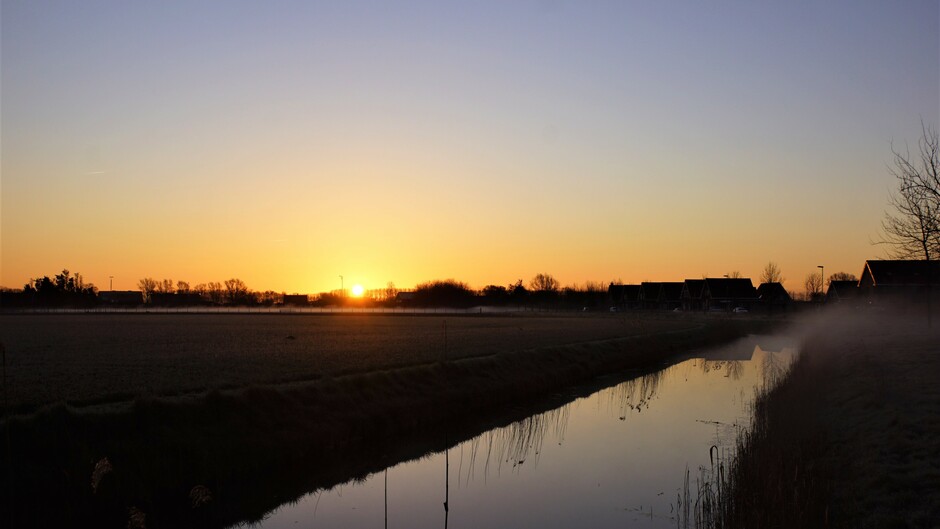 zonsopkomst en helder nevelig 2 gr in de polder 