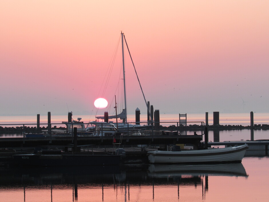 Prachtige, serene zonsopkomst bij de Jachthaven