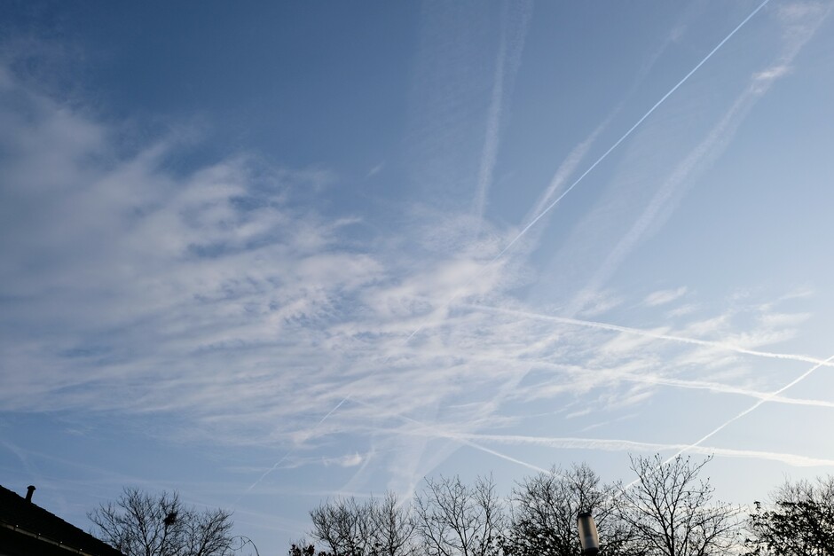 wolken en vliegtuig strepen met een prachtige blauwe hemel achtergrond