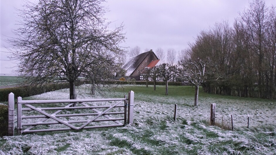 besneeuwd landschap met oude boerderij 1 gr
