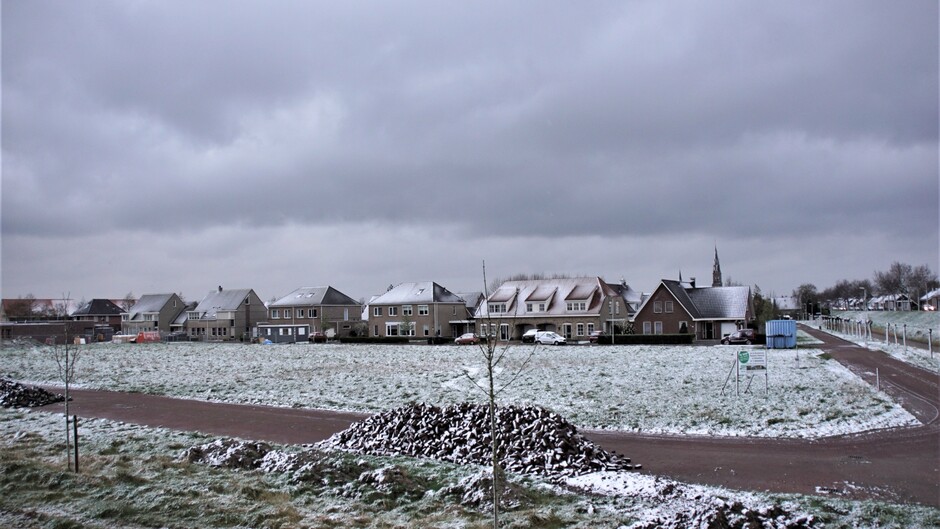 bewolkt 1 gr besneeuwd dorpsgezicht