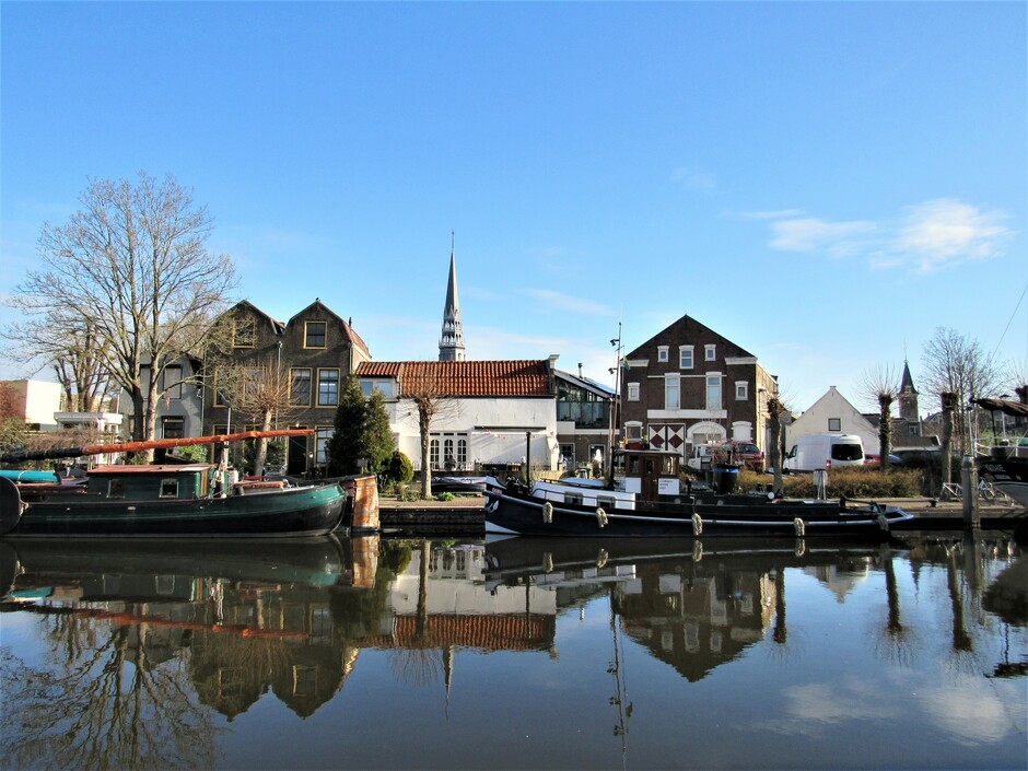 Museumhaven in Gouda, op de achtergrond oud Gouda en de Gouwekerk