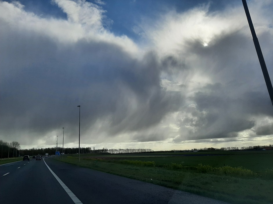 Grote donkere wolk
