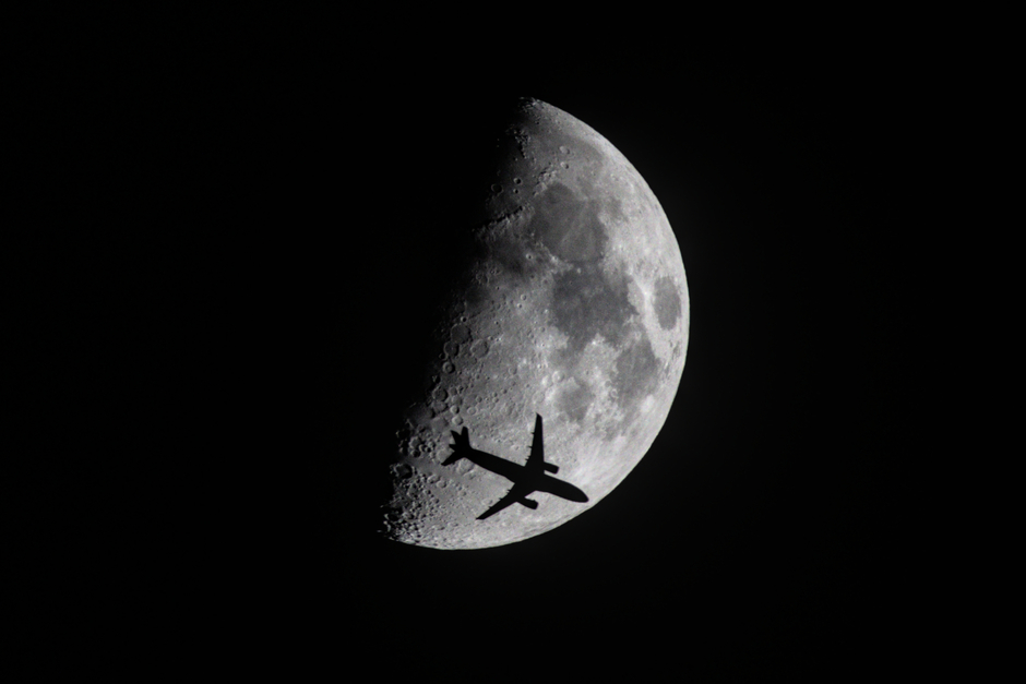 20220409 Mooncrosser in Eindhoven.  Een British Airways toestel op weg naar het Verenigd Koninkrijk. Foto gemaakt in mijn achtertuin. (Groter formaat)
