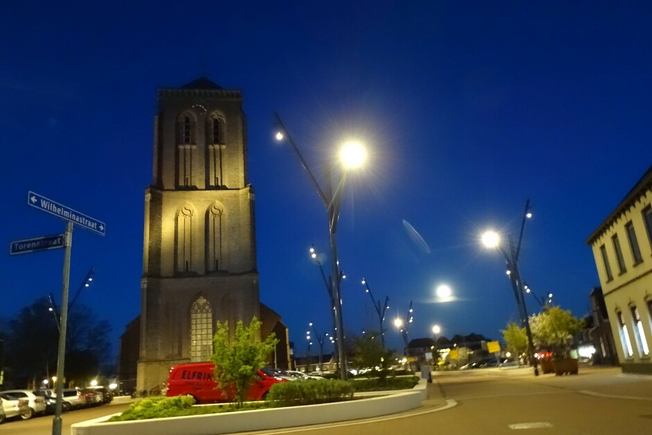 Lichtspel rond Mariakerk tijdens Paasnacht.