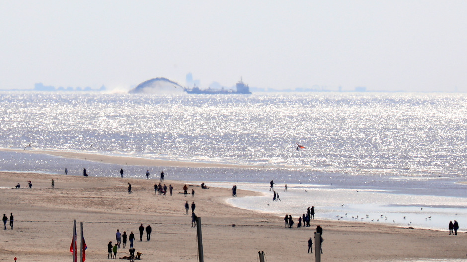 Zandsuppletie in zee bij Noordwijk