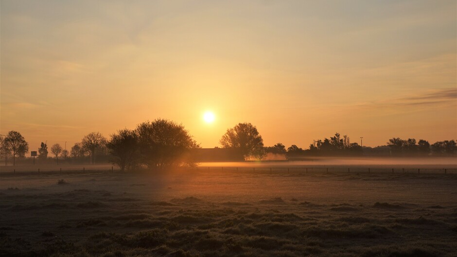 zonsopkomst helder en 7 gr grondmist in de polder
