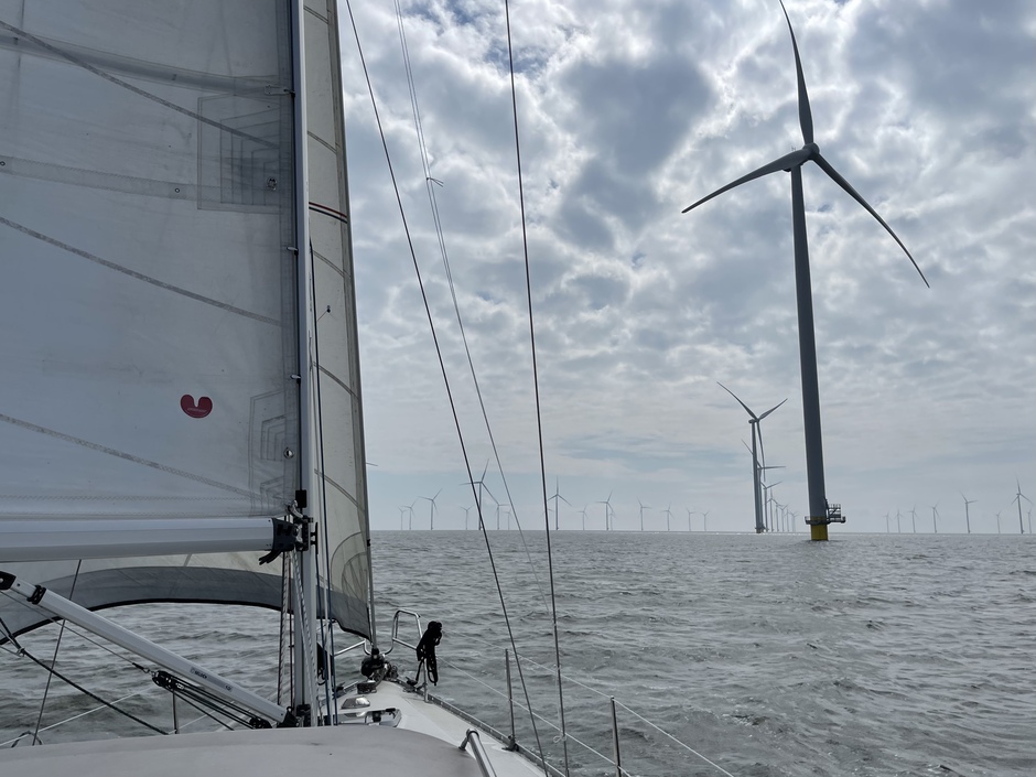 Windenergie: zeilend door het windmolenpark voor de Afsluitdijk 