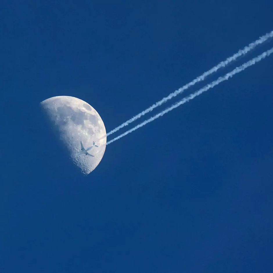 20220509 Rond een uur of 8 vanavond vloog deze Ryanair voor de maan (Mooncrosser) 