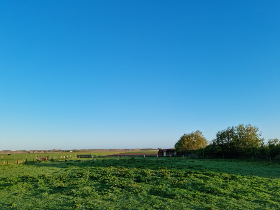 Staalblauwe lucht boven Texel 