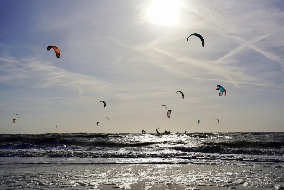Zonnetje en harde wind brengt de kiters naar de kust