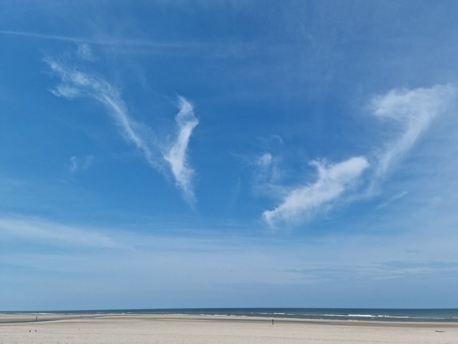 Fraaie wolkenluchten boven de Noordzee bij Texel 