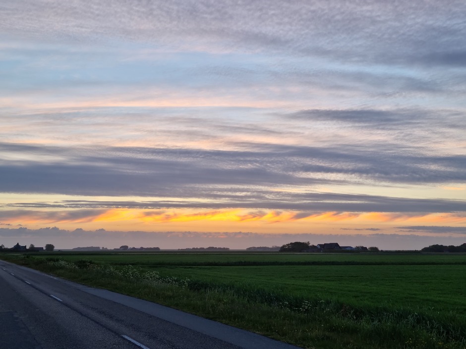 Fraaie lucht boven Texel voor zonsopkomst 