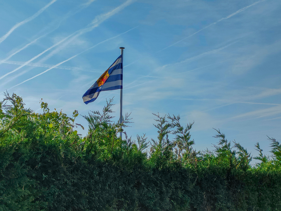 De Zeeuwse vlag in de wind zon en sluierbewolking