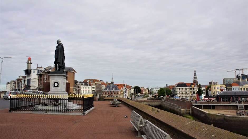 zon bewolkt 17 gr stadsgezicht koopmanshaven standbeeld M.A de Ruyter