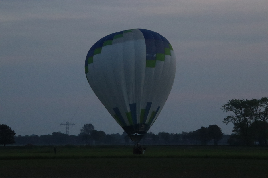 Luchtballon land naast onze boerderij