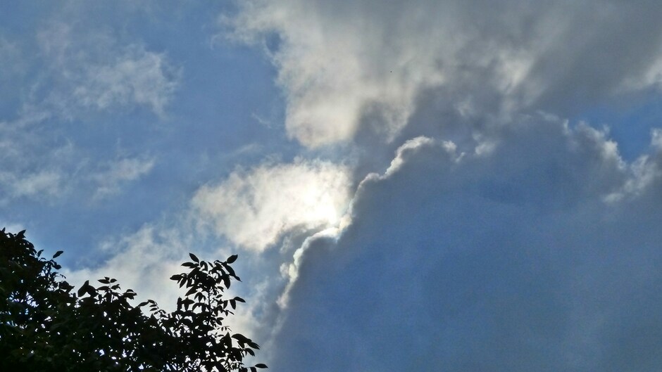 zon achter wolk