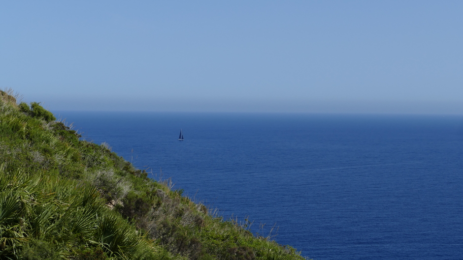 Middellandse zee vanmiddag, aan de horizon vieze lucht 