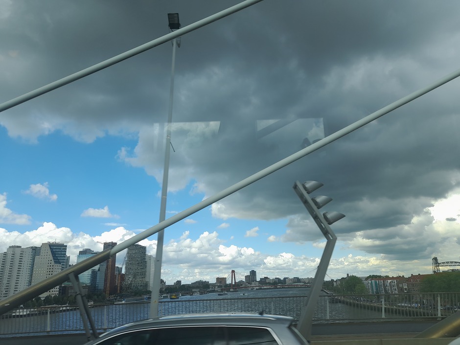 Flink wat wolkenvelden in Rotterdam.