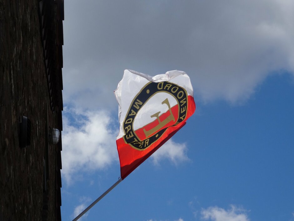 Weer wat weerfoto van vandaag en de vlag van Feyenoord Rotterdam hangt op thuis in Brunssum in Zuid Limburg met de foto s  weerfoto s