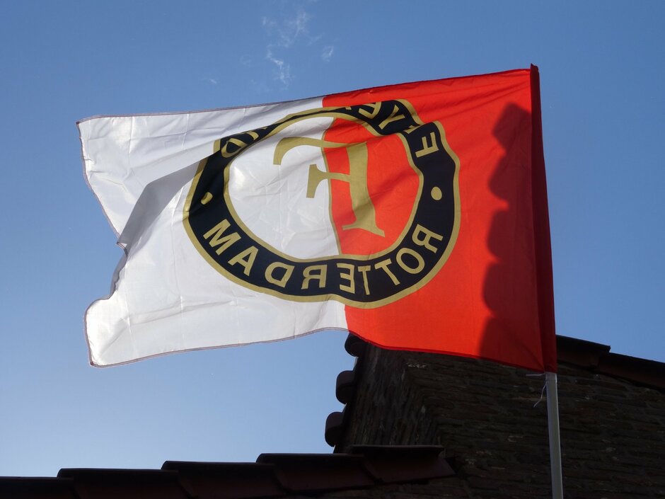 Weer wat weerfoto van vandaag en de vlag van Feyenoord Rotterdam hangt op thuis in Brunssum in Zuid Limburg met de foto s  weerfoto s