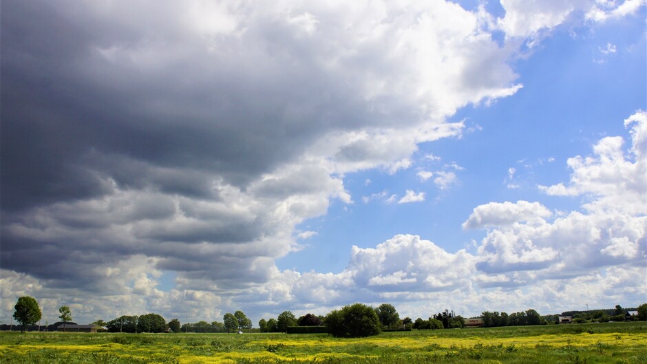 zon blauw rol wolk en wolken 16 gr in de polder
