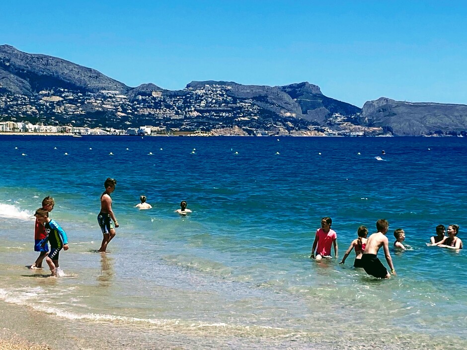Kinderen genieten volop in de Middellandse zee bij Altea.