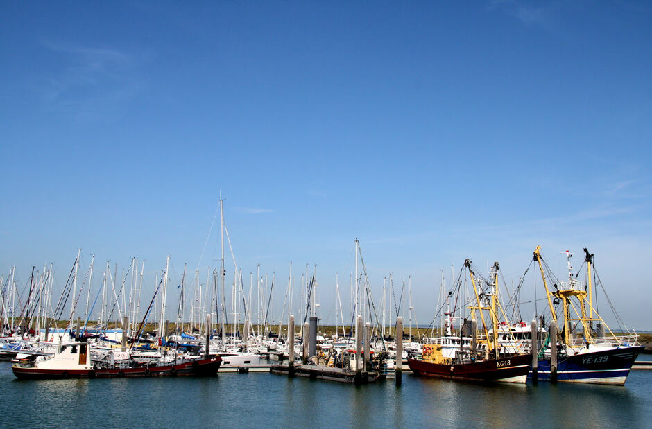 De vissershaven van Colijnsplaat (Zeeland) begin van de middag met slechts enkele (sluier)bewolking