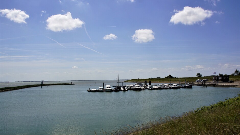 zonnig blauwe lucht wolkjes 16 gr op de Westerschelde met getijden haven