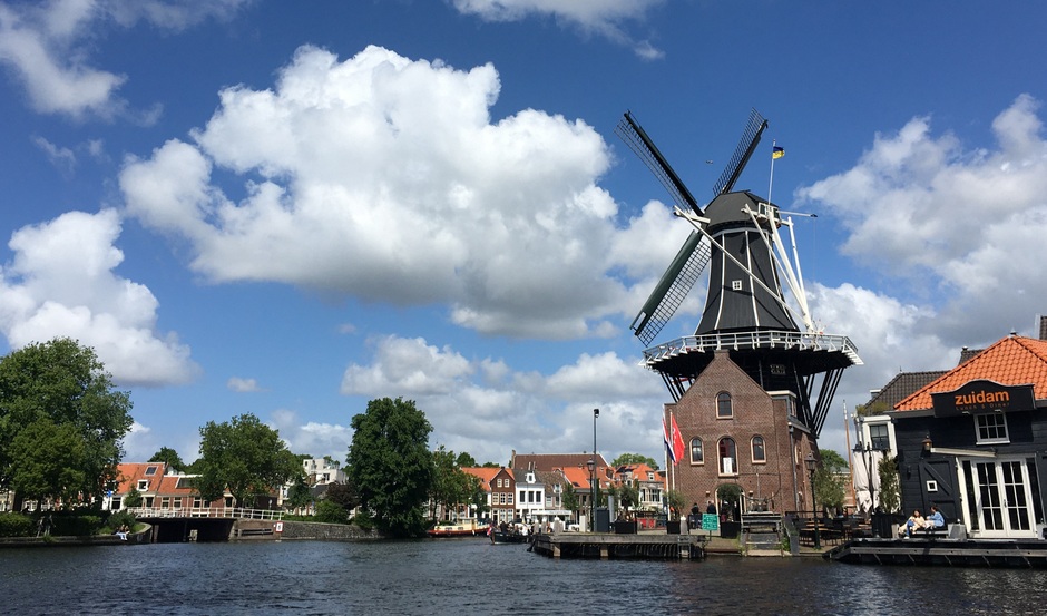 Hollandse luchten vandaag boven Molen de Adriaan (Haarlem)