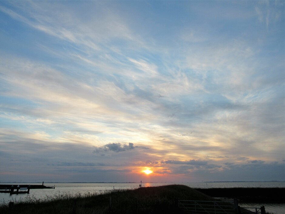 Bewolkte en gesluierde zonsopkomst, de zon liet zich pas rond 6.00 uur zien
