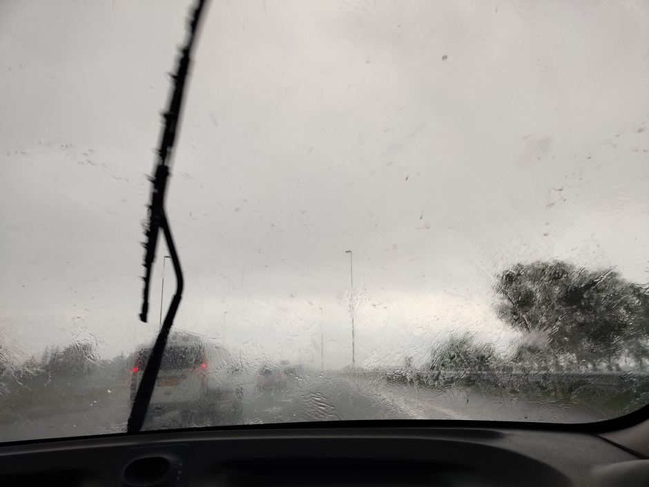 Harde regen op de snelweg 