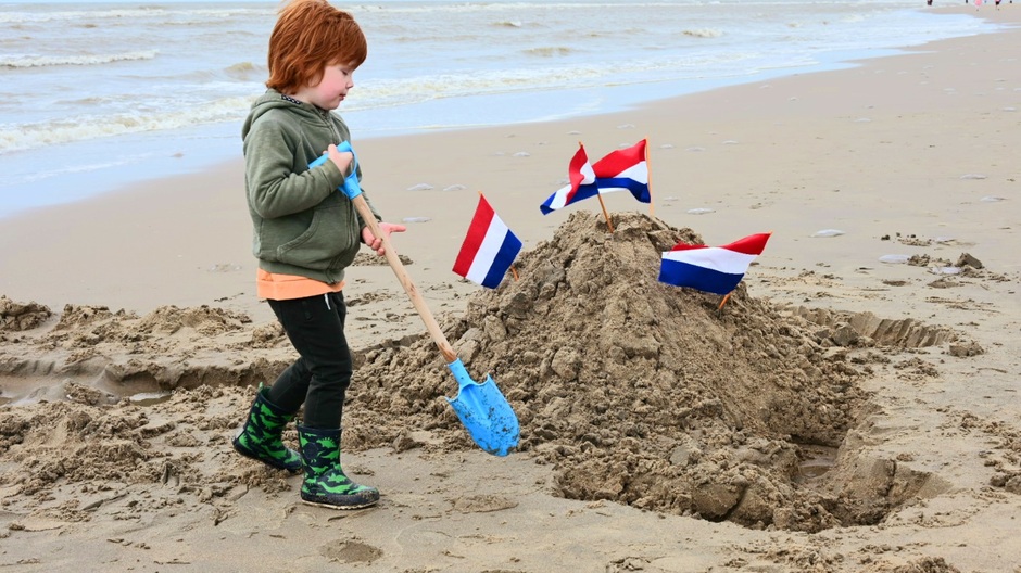 Toeristen met ned vlag op strand Noordwijk,  16:9 foto's