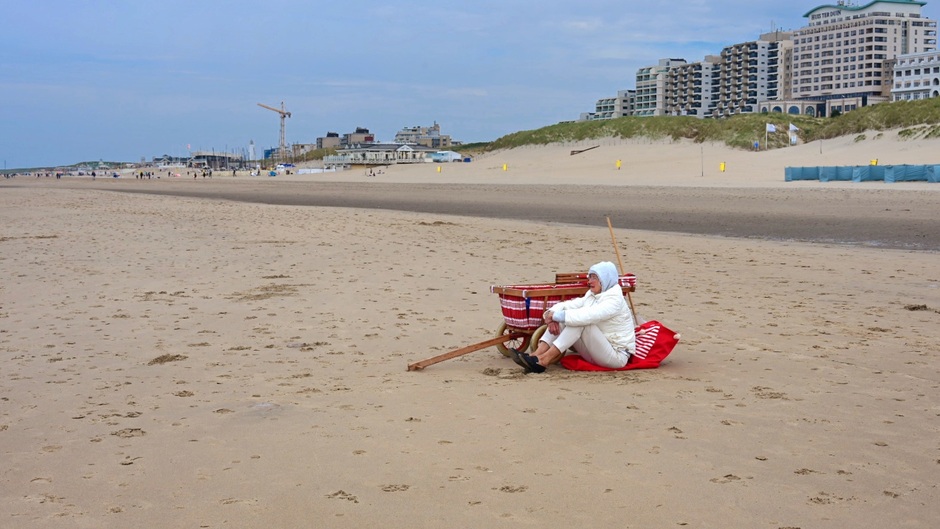 Toeristen met ned vlag op strand Noordwijk,  16:9 foto's