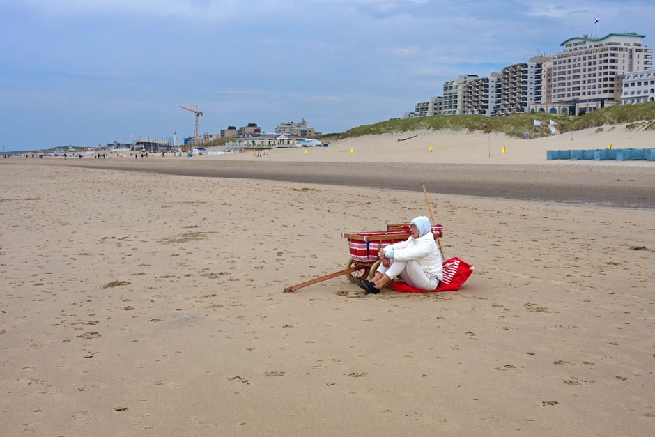 FW: Toeristen met ned. Vlag op strand Noordwijk pinksterweekend