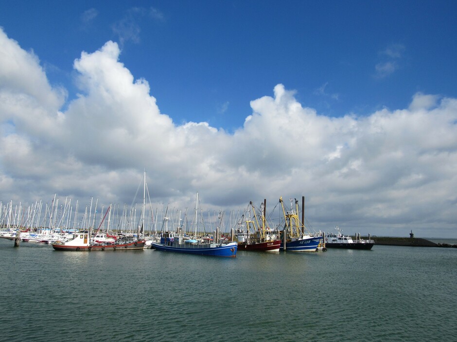 Wolken en zon en een stevige wind vanmorgen bij de Oude Haven in Colijnsplaat