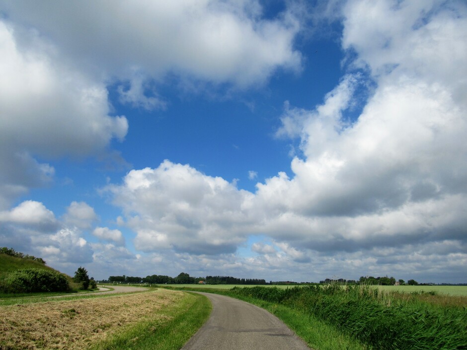 Zon en wolken met een stevige bries vanmorgen in de polder, het is droog