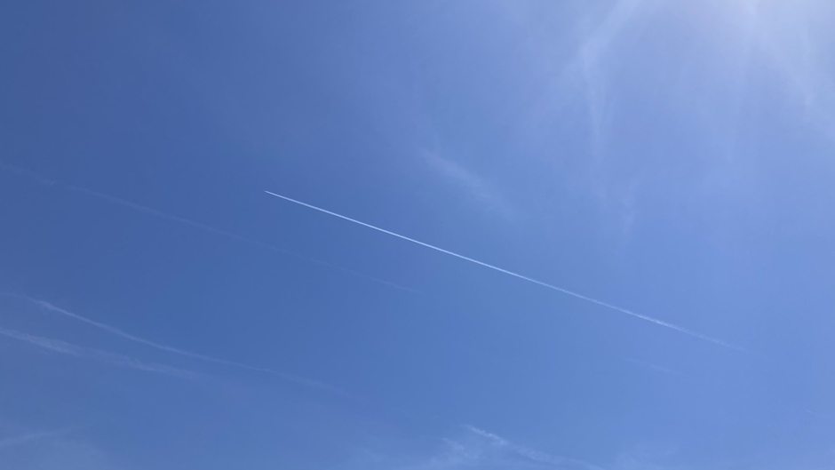 Vliegtuigstreep in de felblauwe lucht