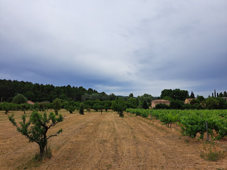 Donkere wolken in de Provence, Frankrijk 