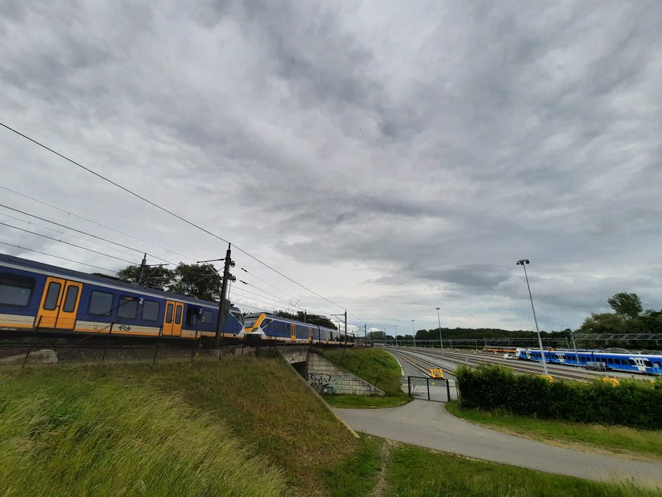 Grijs-Subtiel-Bewolkt over de spoorweg