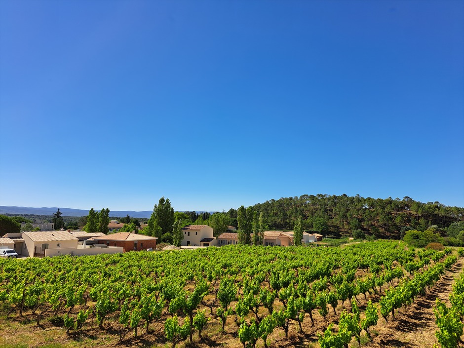 Staal blauwe lucht in de Provence, Frankrijk 