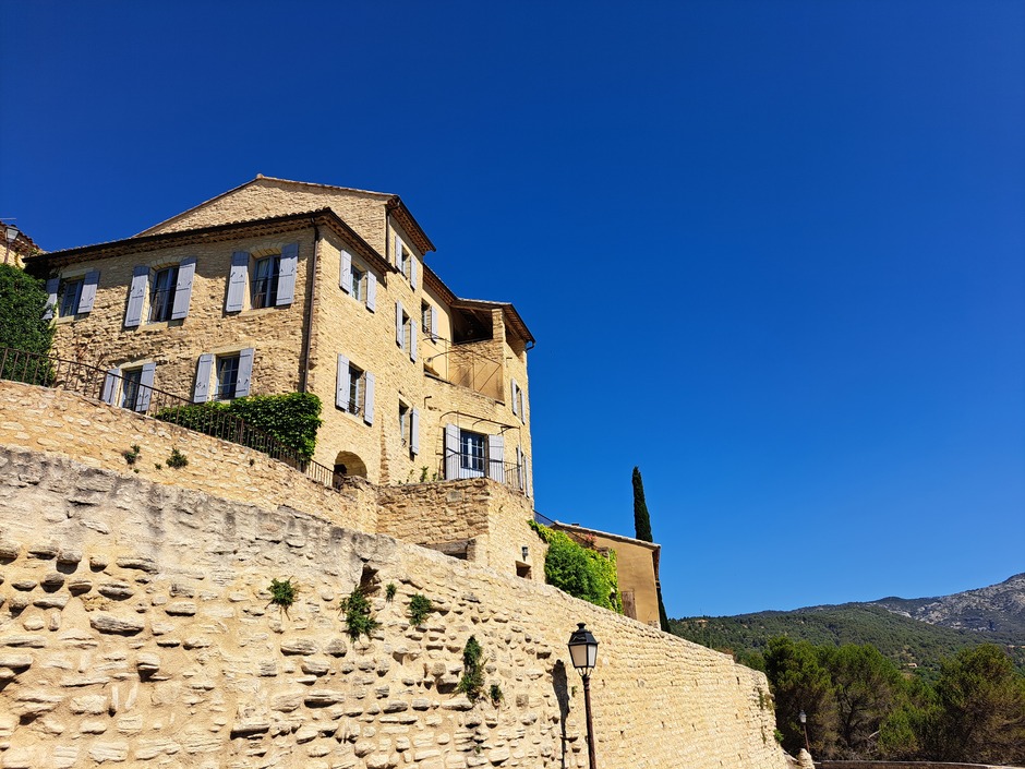 Staalblauwe lucht in de Provence, Frankrijk 